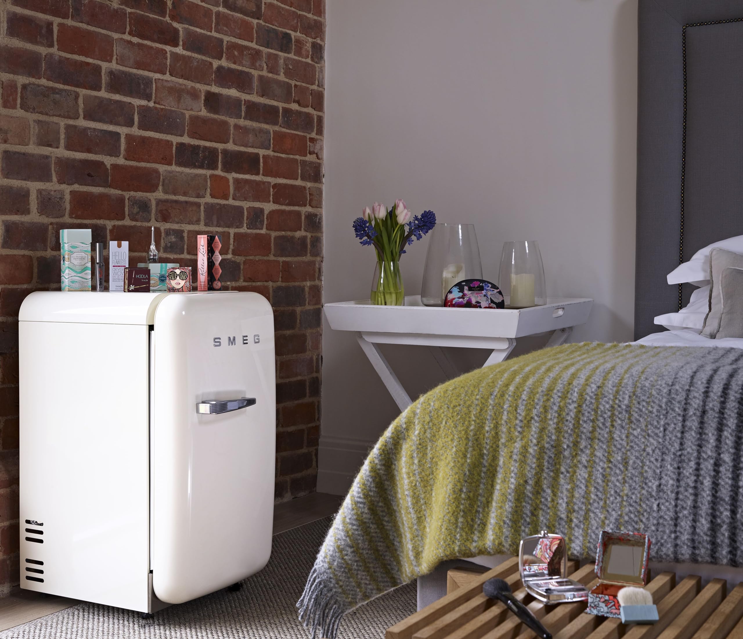 ★新品★ SMEG社製冷蔵庫 人気のクリーム 100V FAB5URP 右ヒンジ ☆新品☆ SMEG社製冷蔵庫 人気のクリーム 100V FAB5URP 右ヒンジ